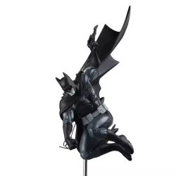 BATMAN -  BATMAN BLACK & WHITE BY UNINHYUK LEE RESIN FIGURE 1/10 -  MCFARLANE TOYS