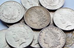 CIRCULATING SILVER -  $10 FACE VALUE OF PEACE AND MORGAN SILVER DOLLARS -  UNITED STATES COINS