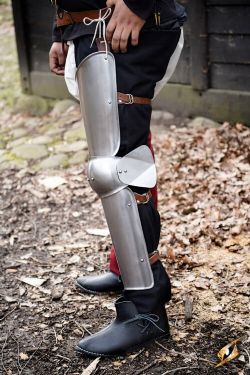 GREAVES -  SOLDIER LEG PROTECTION - POLISHED STEEL (MEDIUM)