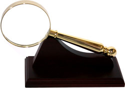 HANDLE MAGNIFIERS -  GOLD-PLATED MAGNIFIER WITH WOODEN SUPPORT (4X)
