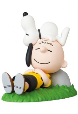 PEANUTS -  NAPPING CHARLIE BROWN & SNOOPY FIGURE -  ULTRA DETAIL FIGURE