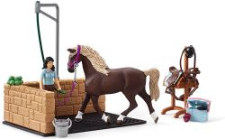 SCHLEICH FIGURE -  WASHING AREA WITH HORSE CLUB EMILY & LUNA -  HORSE CLUB 42438