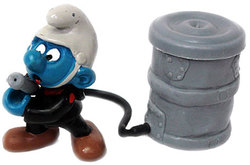 SMURFS -  FIREMAN SMURF - YELLOW JACKET AND RED HAT -SLIGHT WEAR 40216