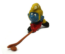 SMURFS -  HOCKEY PLAYER SMURF - YELLOW SUIT VARIETY - SLIGHT WEAR 20032