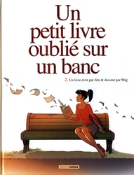 UN PETIT LIVRE OUBLIE SUR UN BANC 02