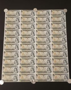 1973 -  PLANCHE NON-COUPÉE DE BILLETS DE 1 DOLLAR, PRÉFIXE ECW (4X10)