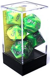 CHESSEX -  ENSEMBLE DE 7 DÉS JDR, GEMINI VERT/JAUNE AVEC CHIFFRES ARGENTS -  ENSEMBLE DE 7 DÉS JDR GEMINI
