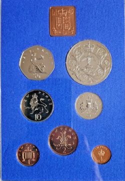 ENSEMBLES NUMISMATIQUES -  ENSEMBLE NUMISMATIQUE 1977 -  PIÈCES DE LA GRANDE-BRETAGNE ET DE L'IRLANDE DU NORD 1977