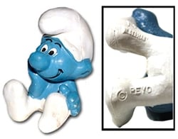 SCHTROUMPFS -  SCHTROUMPF PENSEUR - PEYO SUR LA JAMBE -  1977 SMURFS 20027