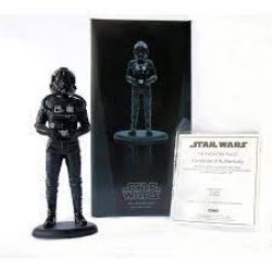 STAR WARS -  STATUE DE PILOTE DE CHASSEUR TIE -  ATTAKUS