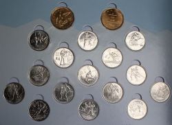 VANCOUVER 2010 -  ENSEMBLE DE 15 PIÈCES DE 25 CENTS 2007-2009 - INCLUE LES 3 PIÈCES NON-COLORÉES SUR LES MÉDAILLES ET LES 2 PIÈCES DE 1 DOLLAR (CIRCULÉES) -  PIÈCES DU CANADA 2010