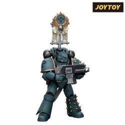 WARHAMMER 40K -  FIGURINE DE SONS OF HORUS MKVI TACTICAL SQUAD LEGIONARY WITH LEGION VEXILLA - ÉCHELLE 1/18 -  JOYTOY